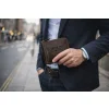 mężczyzna z brązowym portfelem skórzanym WILD 702 / man holding WILD 702 brown leather wallet